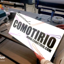 Αυτόφωτη επιγραφή από plexiglass . COMOTIRIO | LIGHT BOX