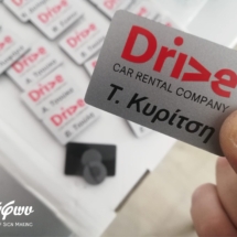 Μικρές και κομψές μαγνητικές πλακέτες ονομάτων για το πέτο σακακιού, κατασκευασμένες από plexiglass. DRIVE | ΜΑΓΝΗΤΙΚΕΣ ΠΛΑΚΕΤΕΣ