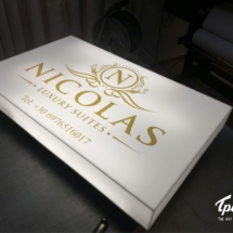 Αυτόφωτη επιγραφή από plexiglass . Αμαλιάδα NICOLAS | LIGHT BOX