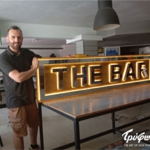 Κατασκευή επιγραφής με φωτεινά γράμματα inox τοποθετημένα πάνω σε ξύλινη κατασκευή , Γερμανία THE BAR ΙΝΟΧ | ΓΡΑΜΜΑΤΑ ΜΕ ΦΩΤΙΣΜΟ ΓΕΡΜΑΝΙΑ